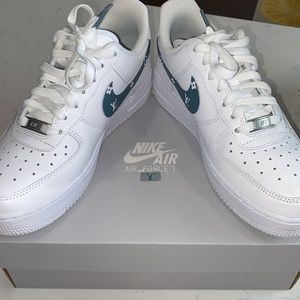 Custom painted women’s Nike air forces 🤍